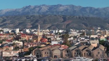 Güzel Eski şehir, Yunanistan ve en güzel manzaralı yerler - eski Chania kentinin manzaralı manzarası. Girit adası, eski Venedik limanı ve deniz fenerinin panoramik mavi saat, Seyahat Konseptleri