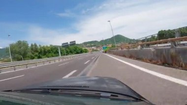 Napoli, İtalya - 2 Ağustos 2023, Amalfi Sahil yollarında araba sürerken, Positano 'nun pitoresk köyünde dar sokaklar boyunca sürerken. Avrupa 'da tatil ve seyahat kavramı. 