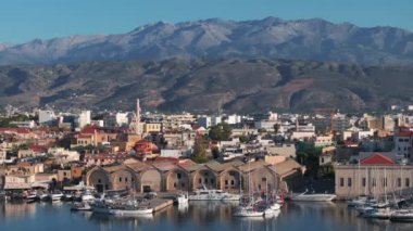 Güzel Eski şehir, Yunanistan ve en güzel manzaralı yerler - eski Chania kentinin manzaralı manzarası. Girit adası, eski Venedik limanı ve deniz fenerinin panoramik mavi saat, Seyahat Konseptleri