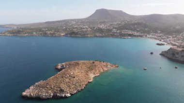 Hava aracı görüntüsü. Yazın Girit, Yunanistan 'da ünlü plaj manzarası. Libya denizinde nehir ve palmiye ağaçları olan ünlü bir sahil. Tropikal ada, Panoramik manzara Girit adasının en güzel plajları
