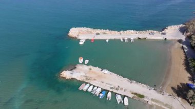Hava aracı görüntüsü. Yazın Girit, Yunanistan 'da ünlü plaj manzarası. Libya denizinde nehir ve palmiye ağaçları olan ünlü bir sahil. Tropikal ada, Panoramik manzara Girit adasının en güzel plajları