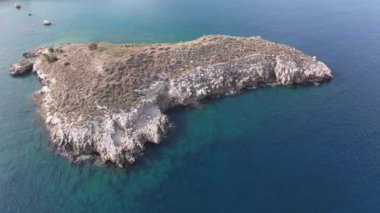 Hava aracı görüntüsü. Yazın Girit, Yunanistan 'da ünlü plaj manzarası. Libya denizinde nehir ve palmiye ağaçları olan ünlü bir sahil. Tropikal ada, Panoramik manzara Girit adasının en güzel plajları