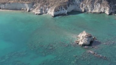 Hava aracı görüntüsü. Yazın Girit, Yunanistan 'da ünlü plaj manzarası. Libya denizinde nehir ve palmiye ağaçları olan ünlü bir sahil. Tropikal ada, Panoramik manzara Girit adasının en güzel plajları