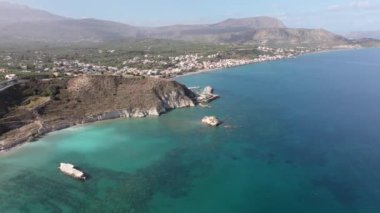 Hava aracı görüntüsü. Yazın Girit, Yunanistan 'da ünlü plaj manzarası. Libya denizinde nehir ve palmiye ağaçları olan ünlü bir sahil. Tropikal ada, Panoramik manzara Girit adasının en güzel plajları
