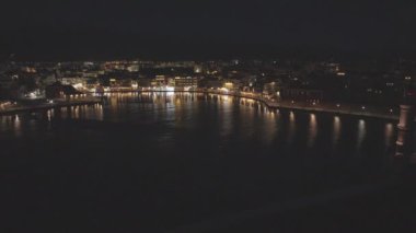Geceleri Chania kasabası, Deniz feneri, İHA çekimi, Girit, Yunanistan, Chania 'nın muhteşem deniz feneri, Güzel Eski Şehir, Yunanistan ve en güzel manzaralı yerleri ile havadan görünüşü - eski güzel kasaba manzarası 