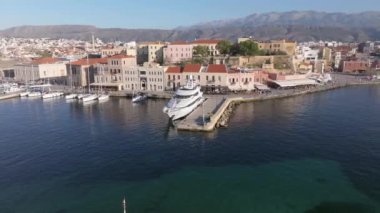 Güzel Eski şehir, Yunanistan ve en güzel manzaralı yerler - eski Chania kentinin manzaralı manzarası. Girit adası, eski Venedik limanı ve deniz fenerinin panoramik mavi saat, Seyahat Konseptleri