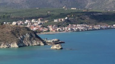 Hava aracı görüntüsü. Yazın Girit, Yunanistan 'da ünlü plaj manzarası. Libya denizinde nehir ve palmiye ağaçları olan ünlü bir sahil. Tropikal ada, Panoramik manzara Girit adasının en güzel plajları