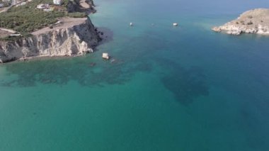 Hava aracı görüntüsü. Yazın Girit, Yunanistan 'da ünlü plaj manzarası. Libya denizinde nehir ve palmiye ağaçları olan ünlü bir sahil. Tropikal ada, Panoramik manzara Girit adasının en güzel plajları