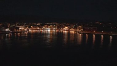 Geceleri Chania kasabası, Deniz feneri, İHA çekimi, Girit, Yunanistan, Chania 'nın muhteşem deniz feneri, Güzel Eski Şehir, Yunanistan ve en güzel manzaralı yerleri ile havadan görünüşü - eski güzel kasaba manzarası 