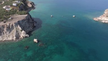 Hava aracı görüntüsü. Yazın Girit, Yunanistan 'da ünlü plaj manzarası. Libya denizinde nehir ve palmiye ağaçları olan ünlü bir sahil. Tropikal ada, Panoramik manzara Girit adasının en güzel plajları