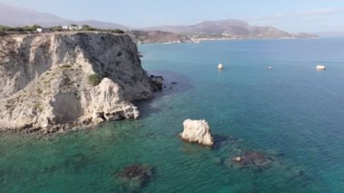 Hava aracı görüntüsü. Yazın Girit, Yunanistan 'da ünlü plaj manzarası. Libya denizinde nehir ve palmiye ağaçları olan ünlü bir sahil. Tropikal ada, Panoramik manzara Girit adasının en güzel plajları