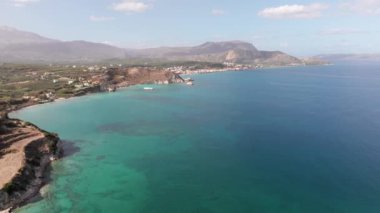 Hava aracı görüntüsü. Yazın Girit, Yunanistan 'da ünlü plaj manzarası. Libya denizinde nehir ve palmiye ağaçları olan ünlü bir sahil. Tropikal ada, Panoramik manzara Girit adasının en güzel plajları