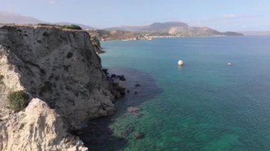 Hava aracı görüntüsü. Yazın Girit, Yunanistan 'da ünlü plaj manzarası. Libya denizinde nehir ve palmiye ağaçları olan ünlü bir sahil. Tropikal ada, Panoramik manzara Girit adasının en güzel plajları