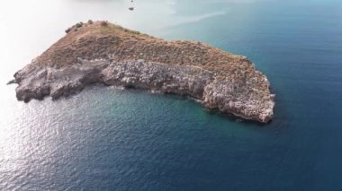 Hava aracı görüntüsü. Yazın Girit, Yunanistan 'da ünlü plaj manzarası. Libya denizinde nehir ve palmiye ağaçları olan ünlü bir sahil. Tropikal ada, Panoramik manzara Girit adasının en güzel plajları