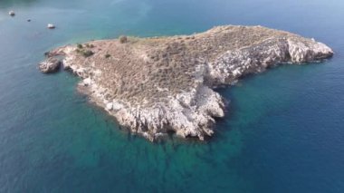 Hava aracı görüntüsü. Yazın Girit, Yunanistan 'da ünlü plaj manzarası. Libya denizinde nehir ve palmiye ağaçları olan ünlü bir sahil. Tropikal ada, Panoramik manzara Girit adasının en güzel plajları