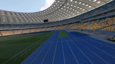 FPV uçuşu, Stadyum. Gece gündüz şehir manzarası. Yukarıdan aydınlık stadyuma kadar oyunlar ve taraftarlarla dolu bir manzara. Stadyum, Kiev, Ukrayna, Futbol stadyumu sahası, futbol arka planı, açık hava sporları 