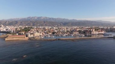 Güzel Eski şehir, Yunanistan ve en güzel manzaralı yerler - eski Chania kentinin manzaralı manzarası. Girit adası, eski Venedik limanı ve deniz fenerinin panoramik mavi saat, Seyahat Konseptleri