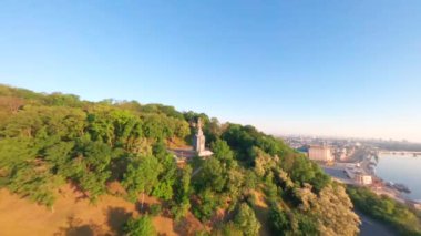 KIEV, Ukrayna - 19 Nisan 2021: FPV drone, Reunion Arch, Kyiv: Halkların Dostluk Kemeri ve Volodymyr Tepesi köprüsü. Kiev 'deki parkın ve yaya köprüsünün manzarası. Parktaki insanlar ve yeşil ağaçlar. 