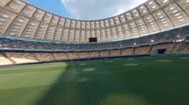 FPV uçuşu, Stadyum. Gece gündüz şehir manzarası. Yukarıdan aydınlık stadyuma kadar oyunlar ve taraftarlarla dolu bir manzara. Stadyum, Kiev, Ukrayna, Futbol stadyumu sahası, futbol arka planı, açık hava sporları 