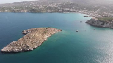 Hava aracı görüntüsü. Yazın Girit, Yunanistan 'da ünlü plaj manzarası. Libya denizinde nehir ve palmiye ağaçları olan ünlü bir sahil. Tropikal ada, Panoramik manzara Girit adasının en güzel plajları
