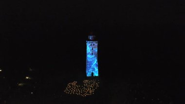 Gece Feneri Rubjerg Knude 'deki deniz fenerinde lazer ışığı gösterisi Danimarka Kuzey Denizi kıyısındaki kum tepeleri klasik tarz Danimarka, Avrupa, Danimarka' nın Güzel Peyzajları 