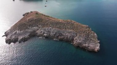 Hava aracı görüntüsü. Yazın Girit, Yunanistan 'da ünlü plaj manzarası. Libya denizinde nehir ve palmiye ağaçları olan ünlü bir sahil. Tropikal ada, Panoramik manzara Girit adasının en güzel plajları