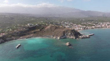 Hava aracı görüntüsü. Yazın Girit, Yunanistan 'da ünlü plaj manzarası. Libya denizinde nehir ve palmiye ağaçları olan ünlü bir sahil. Tropikal ada, Panoramik manzara Girit adasının en güzel plajları