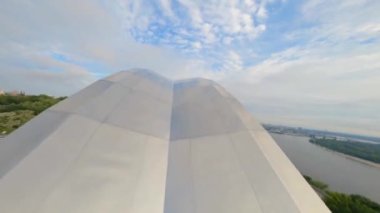 KIEV, Ukrayna - 19 Nisan 2021: FPV drone, Reunion Arch, Kyiv: Halkların Dostluk Kemeri ve Volodymyr Tepesi köprüsü. Kiev 'deki parkın ve yaya köprüsünün manzarası. Parktaki insanlar ve yeşil ağaçlar. 