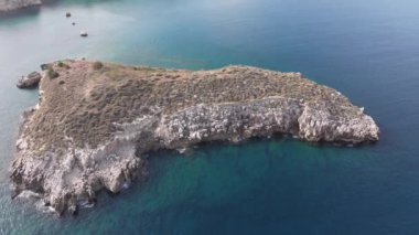 Hava aracı görüntüsü. Yazın Girit, Yunanistan 'da ünlü plaj manzarası. Libya denizinde nehir ve palmiye ağaçları olan ünlü bir sahil. Tropikal ada, Panoramik manzara Girit adasının en güzel plajları
