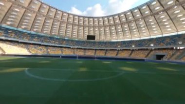 FPV uçuşu, Stadyum. Gece gündüz şehir manzarası. Yukarıdan aydınlık stadyuma kadar oyunlar ve taraftarlarla dolu bir manzara. Stadyum, Kiev, Ukrayna, Futbol stadyumu sahası, futbol arka planı, açık hava sporları 