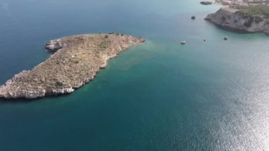 Hava aracı görüntüsü. Yazın Girit, Yunanistan 'da ünlü plaj manzarası. Libya denizinde nehir ve palmiye ağaçları olan ünlü bir sahil. Tropikal ada, Panoramik manzara Girit adasının en güzel plajları