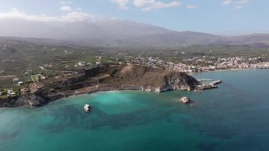 Hava aracı görüntüsü. Yazın Girit, Yunanistan 'da ünlü plaj manzarası. Libya denizinde nehir ve palmiye ağaçları olan ünlü bir sahil. Tropikal ada, Panoramik manzara Girit adasının en güzel plajları