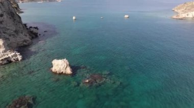 Hava aracı görüntüsü. Yazın Girit, Yunanistan 'da ünlü plaj manzarası. Libya denizinde nehir ve palmiye ağaçları olan ünlü bir sahil. Tropikal ada, Panoramik manzara Girit adasının en güzel plajları