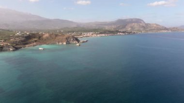 Hava aracı görüntüsü. Yazın Girit, Yunanistan 'da ünlü plaj manzarası. Libya denizinde nehir ve palmiye ağaçları olan ünlü bir sahil. Tropikal ada, Panoramik manzara Girit adasının en güzel plajları