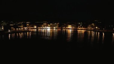 Geceleri Chania kasabası, Deniz feneri, İHA çekimi, Girit, Yunanistan, Chania 'nın muhteşem deniz feneri, Güzel Eski Şehir, Yunanistan ve en güzel manzaralı yerleri ile havadan görünüşü - eski güzel kasaba manzarası 