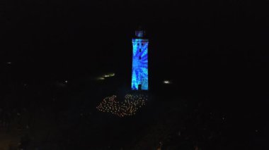 Gece Feneri Rubjerg Knude 'deki deniz fenerinde lazer ışığı gösterisi Danimarka Kuzey Denizi kıyısındaki kum tepeleri klasik tarz Danimarka, Avrupa, Danimarka' nın Güzel Peyzajları 