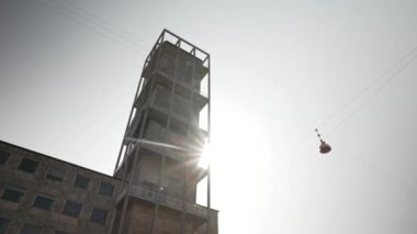  Aarhus Danimarka - 12 26 2021: Güneşli bir yaz gününde birçok yayayla dolu bir günde şehir merkezi, şehrin mimarisi, Aarhus Katedrali, Kilise, alışveriş caddesi şehir merkezi manzarası 