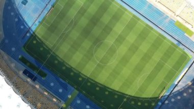 Kiev Olimpiyat Stadyumu. Ukrayna. Gece gündüz şehir manzarası. Yukarıdan aydınlık stadyuma kadar oyunlar ve taraftarlarla dolu bir manzara. Stadyum