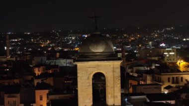 Gece vakti Chania kasabası, İHA çekimi, Girit, Yunanistan, Chania 'nın muhteşem deniz feneri, Güzel Eski Şehir, Yunanistan ve en güzel manzaralı yerleri ile havadan görünüşü - pitoresk eski kasaba manzarası 