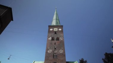  Aarhus Danimarka - 12 26 2021: Güneşli bir yaz gününde birçok yayayla dolu bir günde şehir merkezi, şehrin mimarisi, Aarhus Katedrali, Kilise, alışveriş caddesi şehir merkezi manzarası 