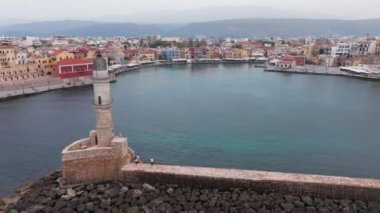 Güzel Eski şehir, Yunanistan ve en güzel manzaralı yerler - eski Chania kentinin manzaralı manzarası. Girit adası, eski Venedik limanı ve deniz fenerinin panoramik mavi saat, Seyahat Konseptleri