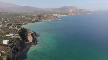 Hava aracı görüntüsü. Yazın Girit, Yunanistan 'da ünlü plaj manzarası. Libya denizinde nehir ve palmiye ağaçları olan ünlü bir sahil. Tropikal ada, Panoramik manzara Girit adasının en güzel plajları