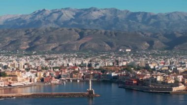 Güzel Eski şehir, Yunanistan ve en güzel manzaralı yerler - eski Chania kentinin manzaralı manzarası. Girit adası, eski Venedik limanı ve deniz fenerinin panoramik mavi saat, Seyahat Konseptleri