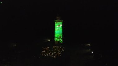 Gece Feneri Rubjerg Knude 'deki deniz fenerinde lazer ışığı gösterisi Danimarka Kuzey Denizi kıyısındaki kum tepeleri klasik tarz Danimarka, Avrupa, Danimarka' nın Güzel Peyzajları 