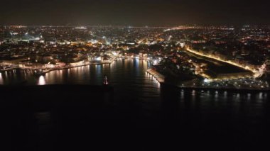 Gece vakti Chania kasabası, İHA çekimi, Girit, Yunanistan, Chania 'nın muhteşem deniz feneri, Güzel Eski Şehir, Yunanistan ve en güzel manzaralı yerleri ile havadan görünüşü - pitoresk eski kasaba manzarası 