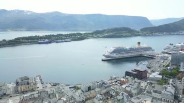 Oslo Şehir Limanı Norveç Havacılık Manzarası Oslo şehir merkezi için uçan dron 'dan güzel panoramik hava manzarası. Güneşli bir yaz gününde denizin arka planında dağlar ve mavi gökyüzü 