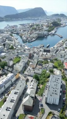 Oslo Şehir Limanı Norveç Havacılık Manzarası Oslo şehir merkezi için uçan dron 'dan güzel panoramik hava manzarası. Güneşli bir yaz gününde denizin arka planında dağlar ve mavi gökyüzü 