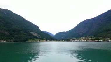 Göl manzaralı dağ manzaralı göl manzaralı gökyüzü, Skjolden, Norveç manzaralı fiyort, dağ sıralı göl manzaralı şelale manzaralı eski ahşap evli dağ vadisi, renkli göl manzaralı