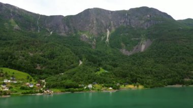 Göl manzaralı dağ manzaralı göl manzaralı gökyüzü, Skjolden, Norveç manzaralı fiyort, dağ sıralı göl manzaralı şelale manzaralı eski ahşap evli dağ vadisi, renkli göl manzaralı