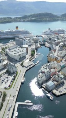 Oslo Şehir Limanı Norveç Havacılık Manzarası Oslo şehir merkezi için uçan dron 'dan güzel panoramik hava manzarası. Güneşli bir yaz gününde denizin arka planında dağlar ve mavi gökyüzü 